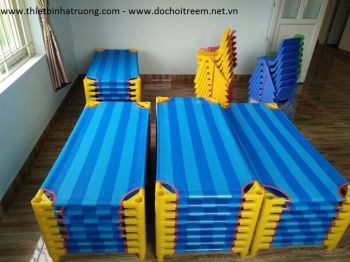 Giường lưới mầm non chân tròn